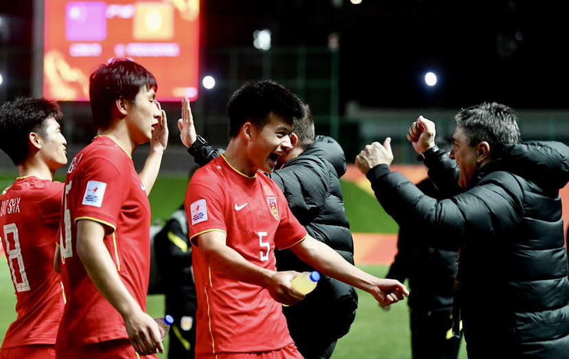 波兰队惊险战胜阿尔巴尼亚,挺进八强 波兰队惊险战胜阿尔巴尼亚,挺进八强