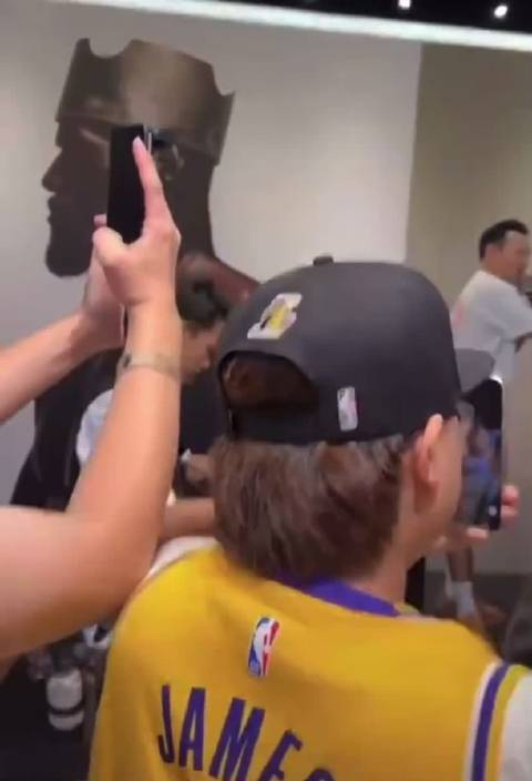 球员们在场上秀出绝技,球迷尖叫不断的简单介绍 球员们在场上秀出绝技,球迷尖叫不断的简单介绍