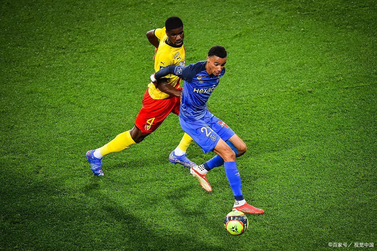 朗斯球员庆祝胜利,球队走上正轨 朗斯球员庆祝胜利,球队走上正轨