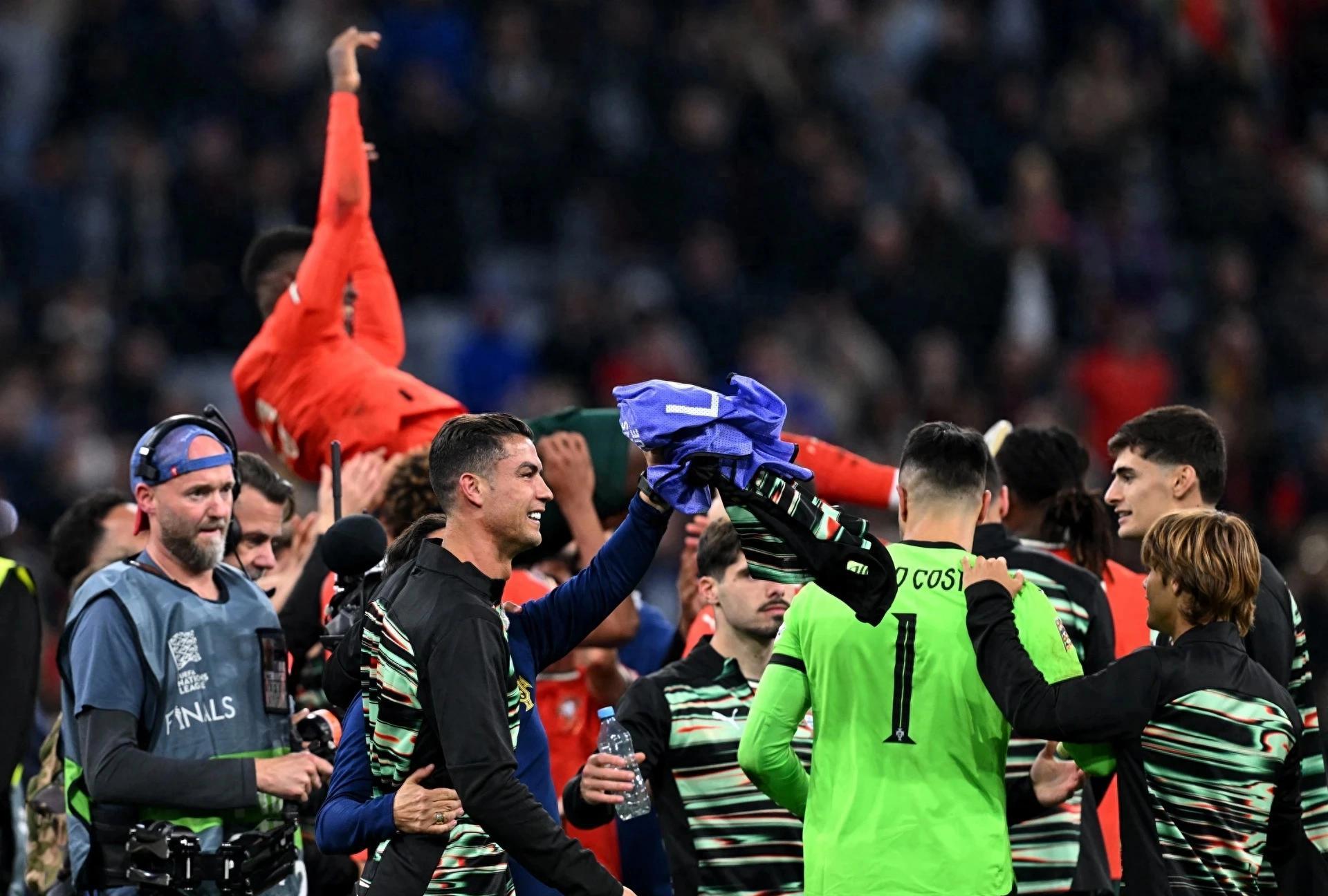 中场发威:掌控比赛,引领球队获得胜利 中场发威:掌控比赛,引领球队获得胜利