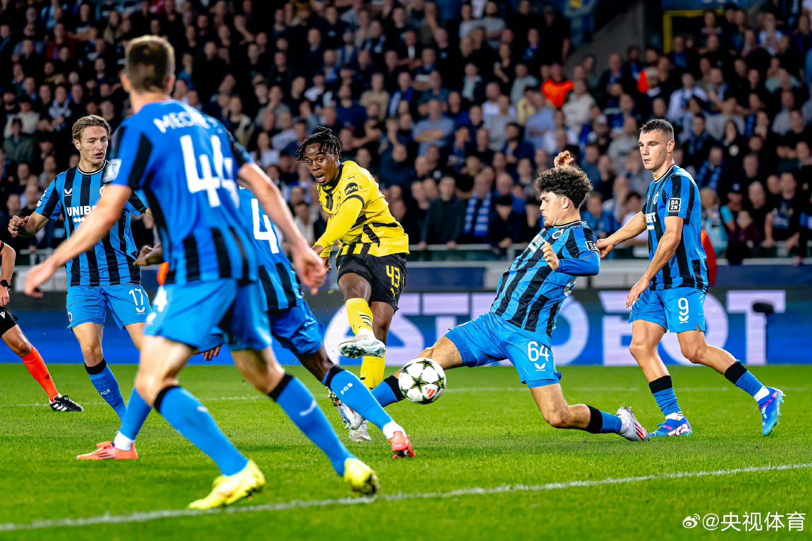 包含场上较量热火朝天，斯特拉斯堡对战梅斯的词条