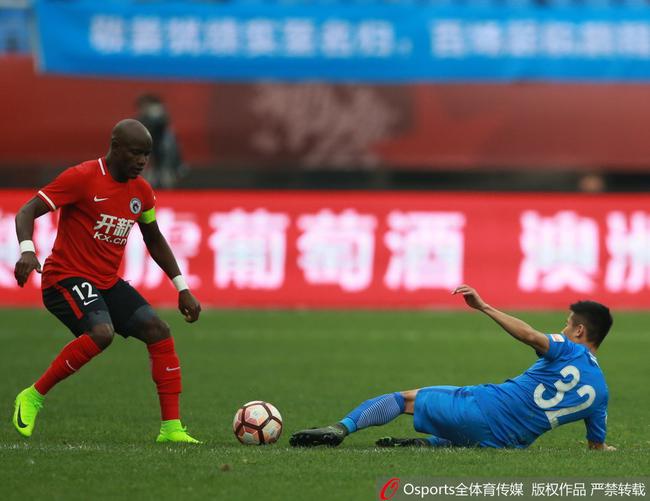 广州队碾压青岛队，詹姆斯点燃赛场